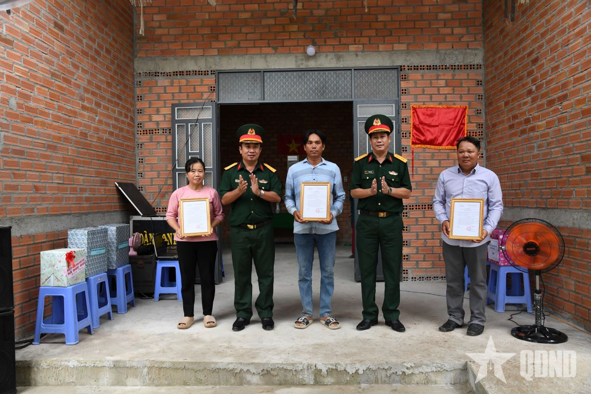 Bộ CHQS tỉnh Tây Ninh trao tặng nhà tình nghĩa “quân- dân”