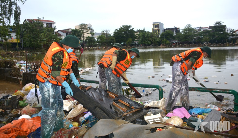 Vượt khó, bám địa bàn giúp dân