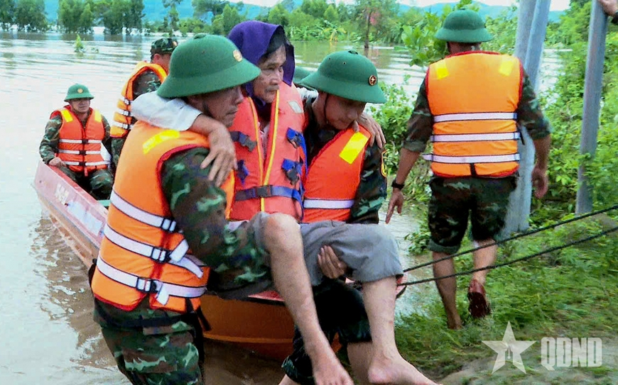 Gia Lai: Cứu 19 người mắc kẹt giữa dòng nước lũ 