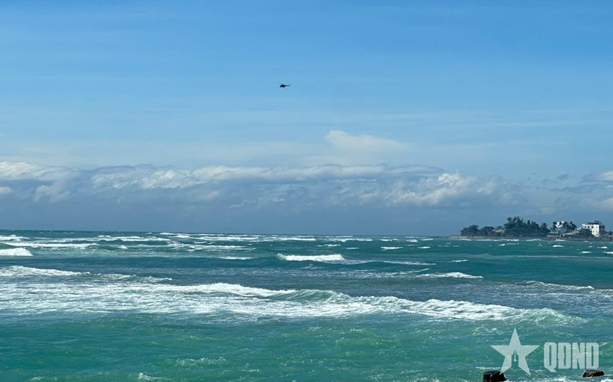 Trực thăng Không quân Mi-17 bay tìm kiếm 3 người mất tích ở biển Lý Sơn