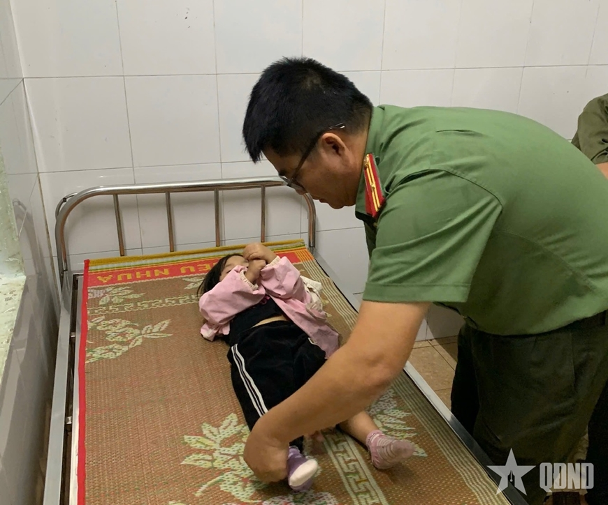 Công an Đắk Lắk giúp dân khắc phục hậu quả bão số 13