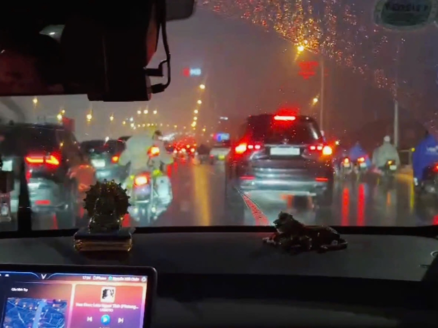 Cảnh sát giao thông Hà Nội mở đường đưa bệnh nhân nữ bị đột quỵ đến bệnh viện cấp cứu