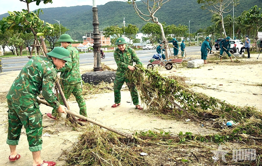 Đà Nẵng: Hơn 300 cán bộ, chiến sĩ dọn vệ sinh bãi biển sau bão số 13