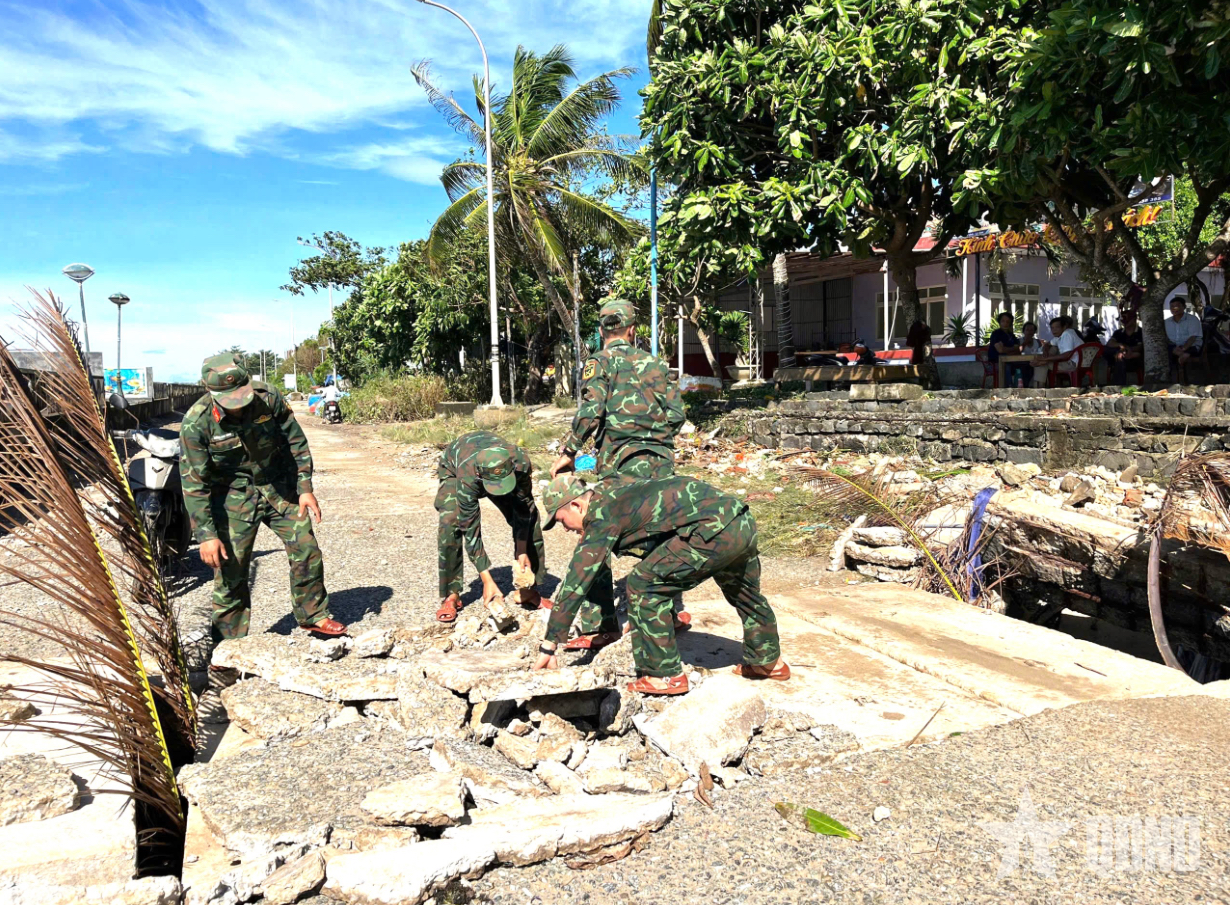 Vượt hiểm nguy ứng cứu đồng bào
