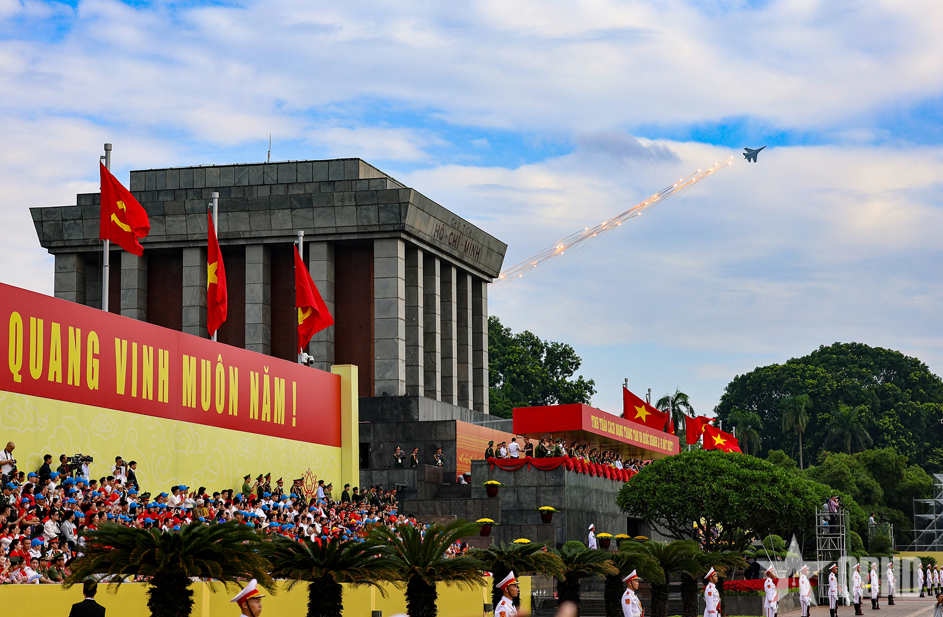 Tiêm kích Su-30 MKII nghiêng cánh kính chào Bác Hồ vĩ đại