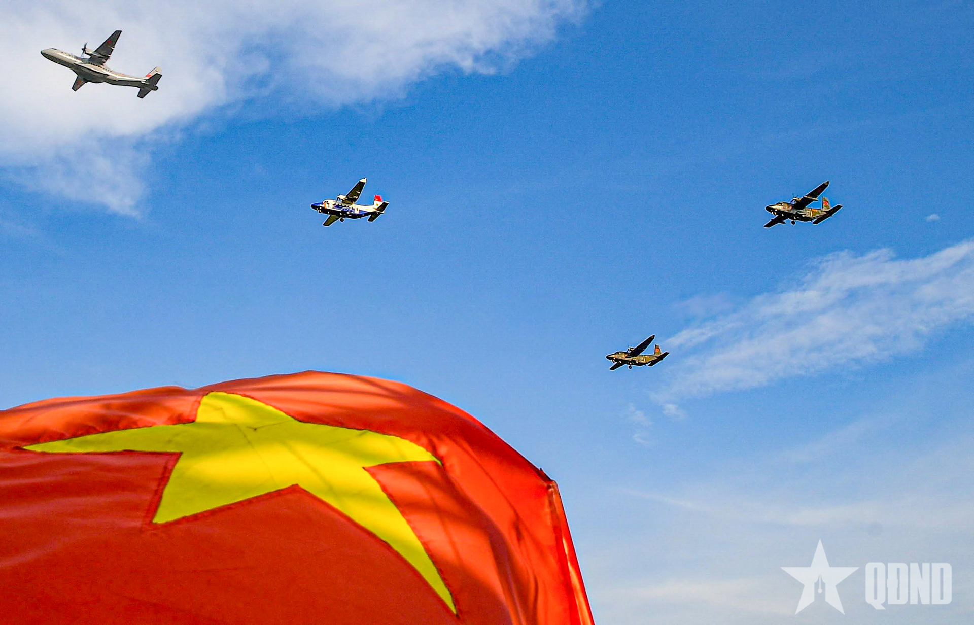 Bay dưới cờ vinh quang