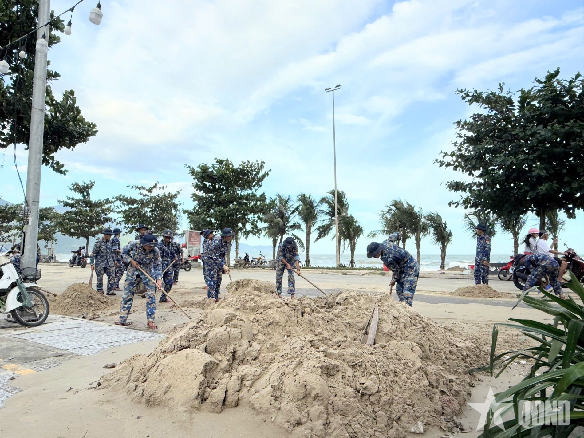 Đà Nẵng: Lữ đoàn 83 Hải quân giúp địa phương khắc phục hậu quả bão số 13