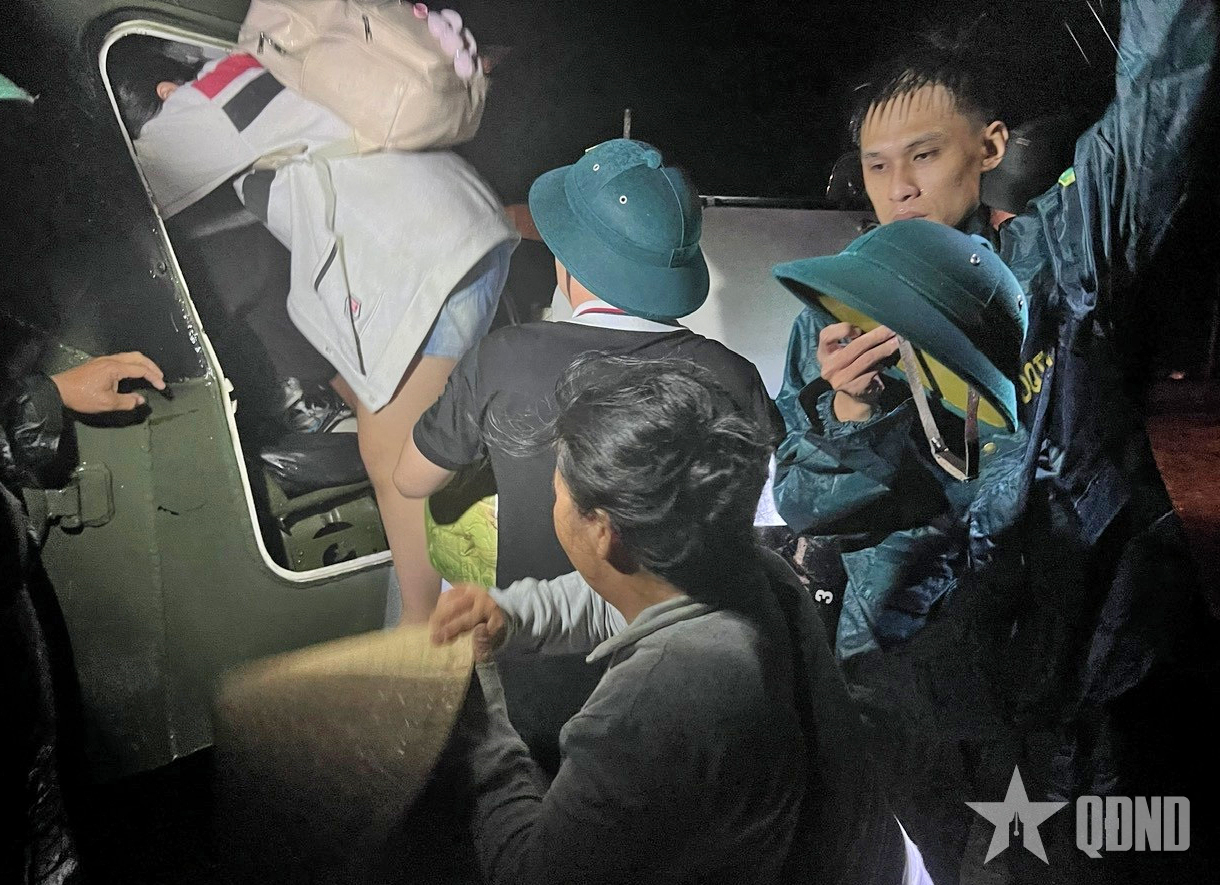 Xuyên bão cứu dân