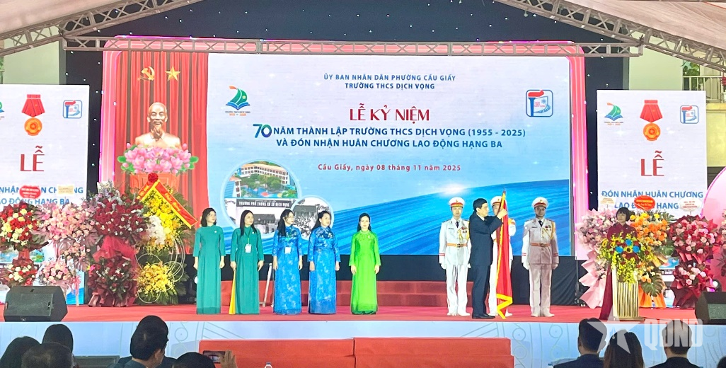 Trường THCS Dịch Vọng nhận Huân chương Lao động hạng Ba