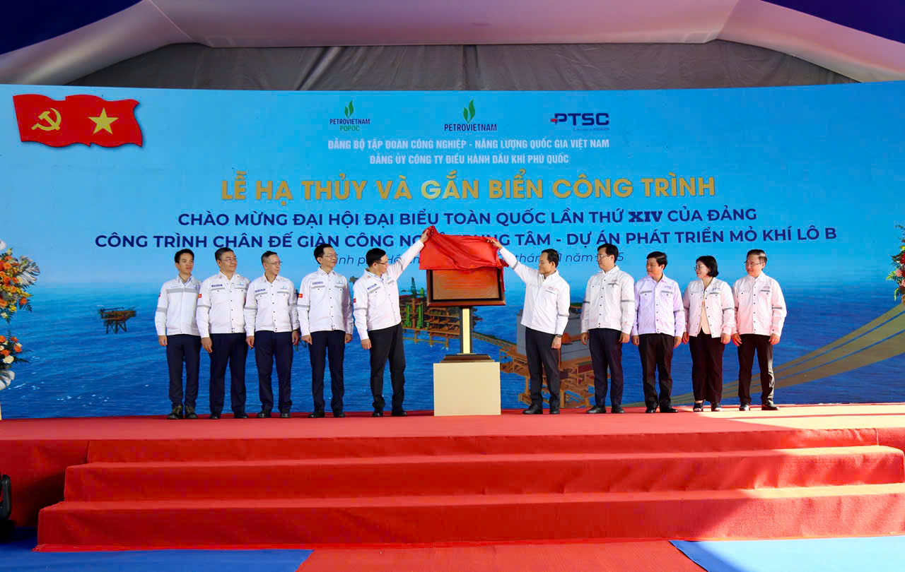 Gắn biển công trình chân đế giàn CPP Lô B chào mừng Đại hội Đảng toàn quốc lần thứ XIV