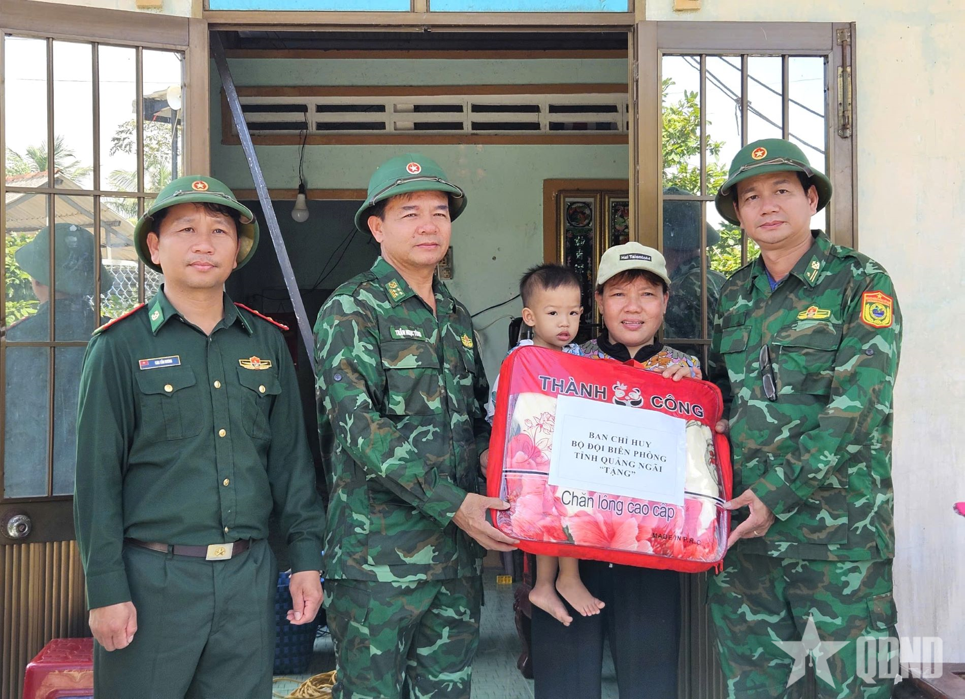 Bộ đội Biên phòng tỉnh Quảng Ngãi giúp dân khắc phục hậu quả sau bão 