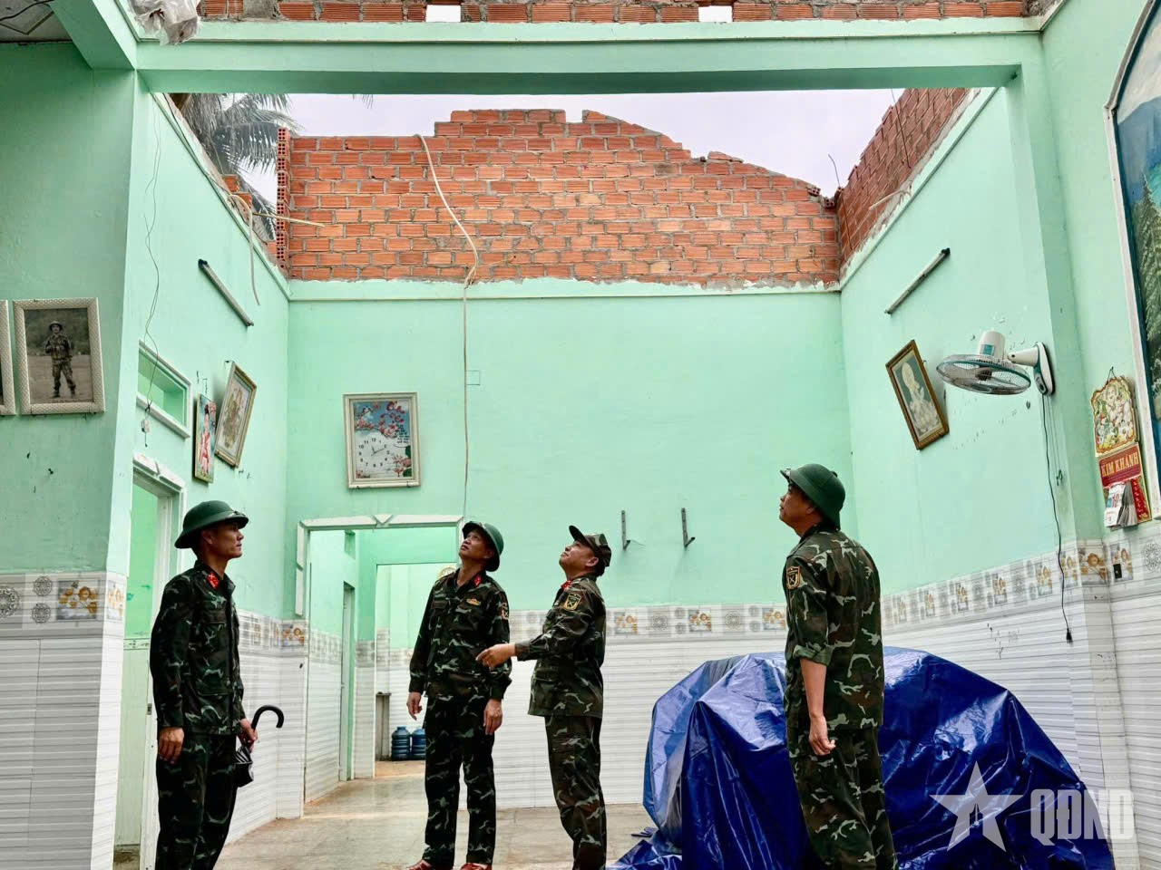 Lữ đoàn 572 (Quân khu 5) giúp gia đình chính sách khắc phục hậu quả sau bão