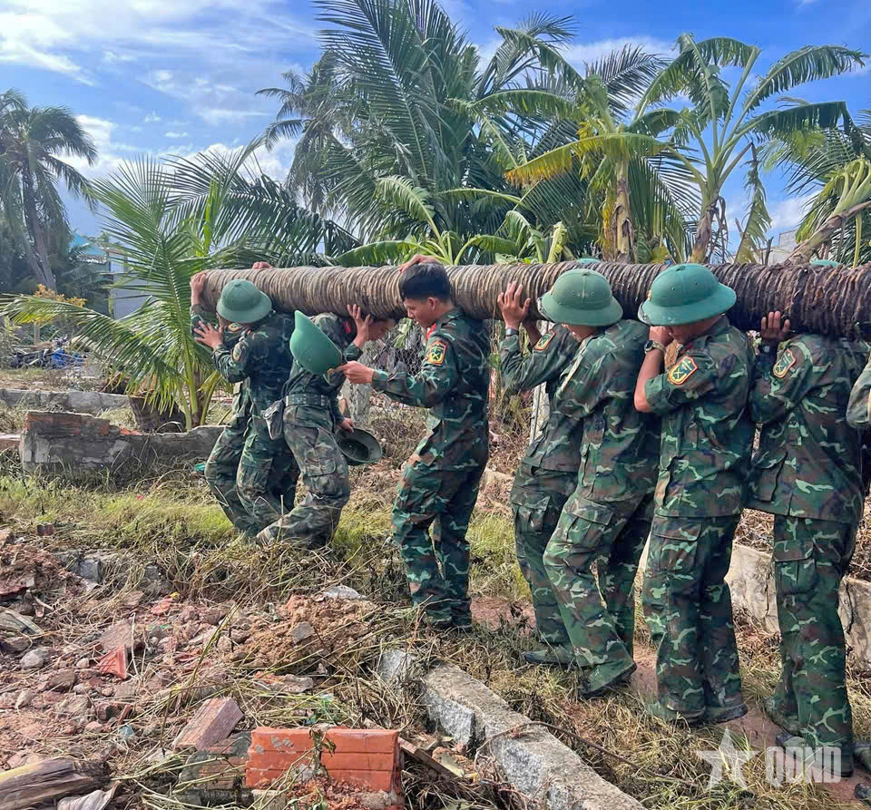 Càng khó khăn tình quân - dân càng bền chặt
