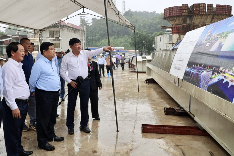 Phó thủ tướng Nguyễn Chí Dũng kiểm tra tiến độ thực hiện dự án cao tốc Tuyên Quang - Hà Giang