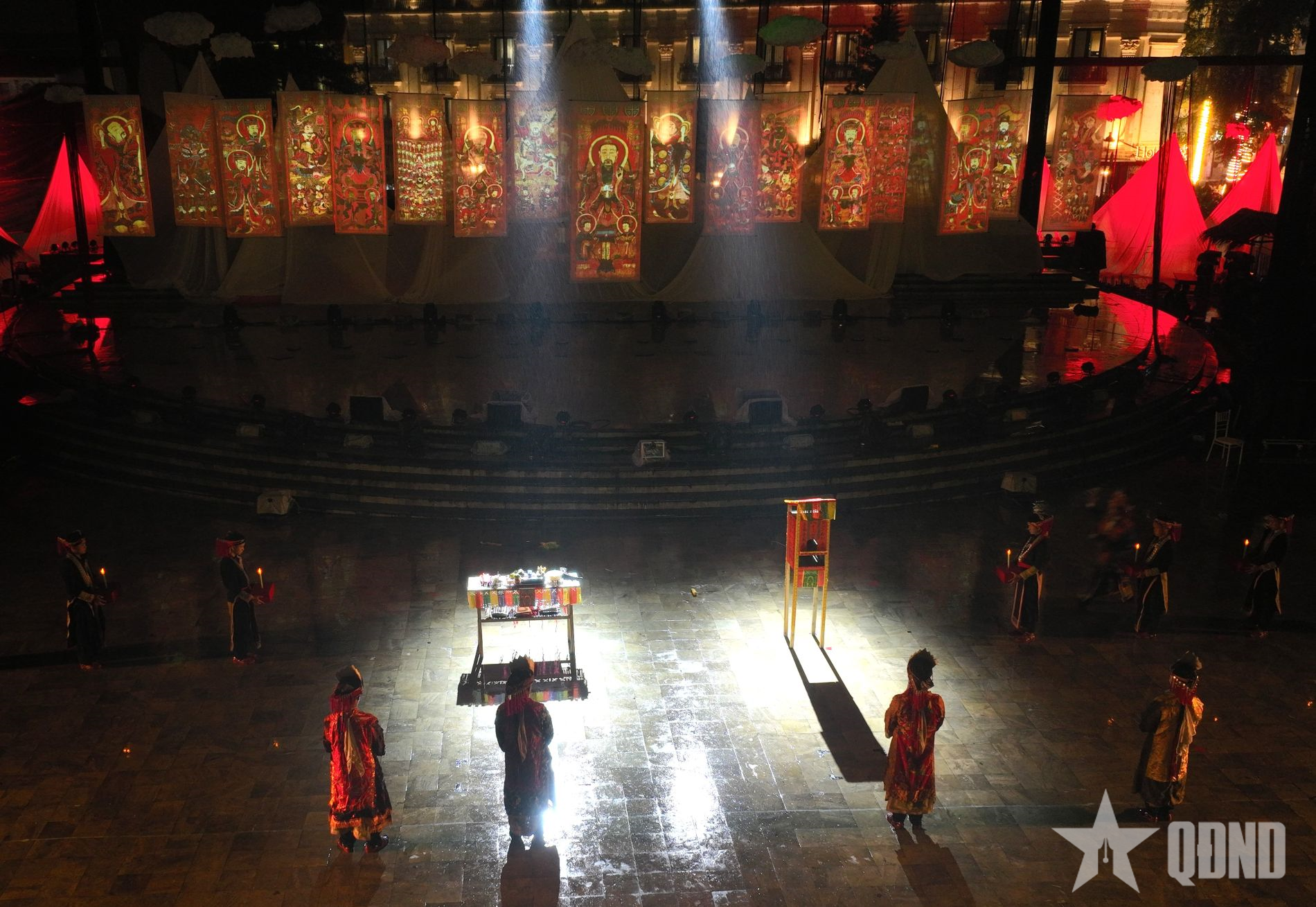 “Thiêng”: Di sản của người Dao đỏ “sống” trên sân khấu thực cảnh