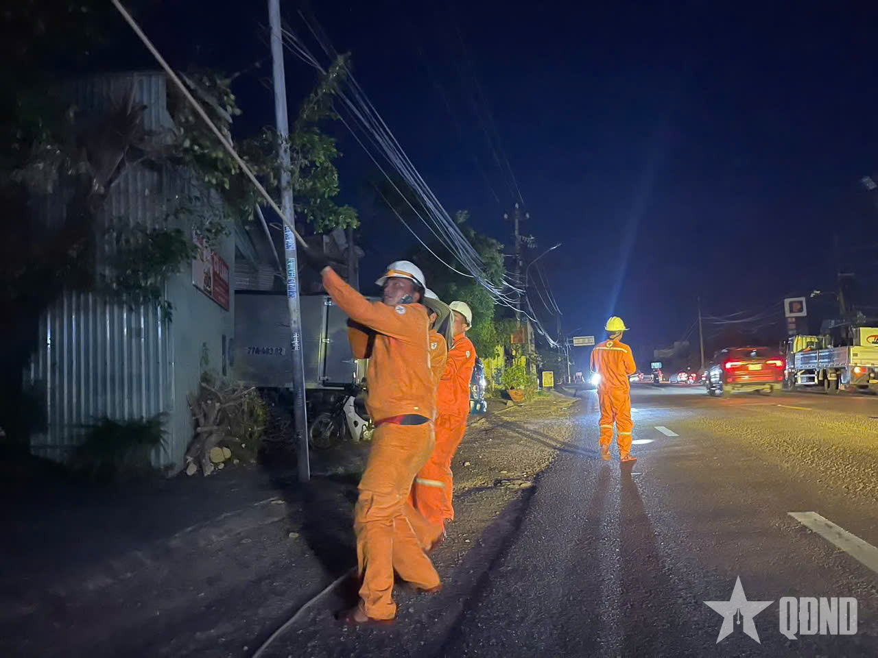 Điện lực miền Trung cấp điện trở lại cho hơn 1,28 triệu khách hàng sau bão số 13 