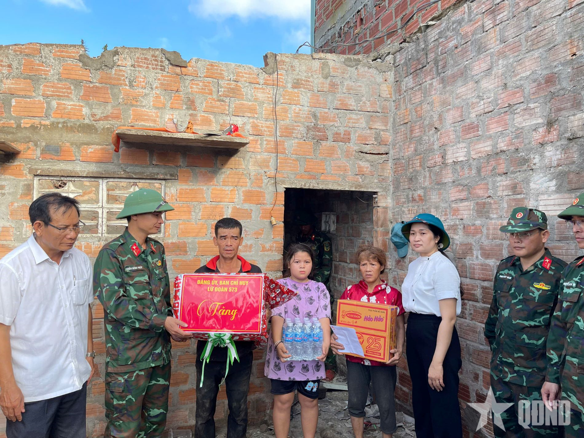 Lữ đoàn 573 (Quân khu 5) giúp gia đình chính sách khắc phục hậu quả sau bão