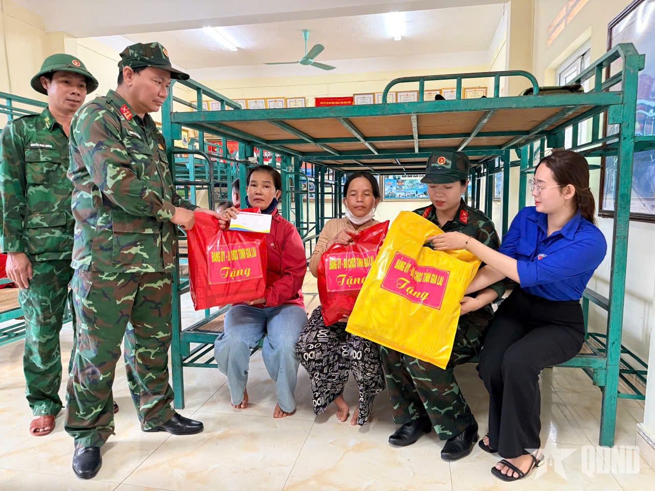 Mái ấm thắm tình quân dân sau cơn bão số 13