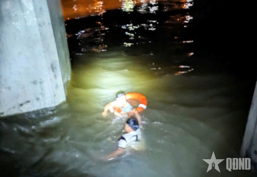 Bộ đội Biên phòng Khánh Hòa: Cứu người đàn ông nhảy cầu do mâu thuẫn gia đình