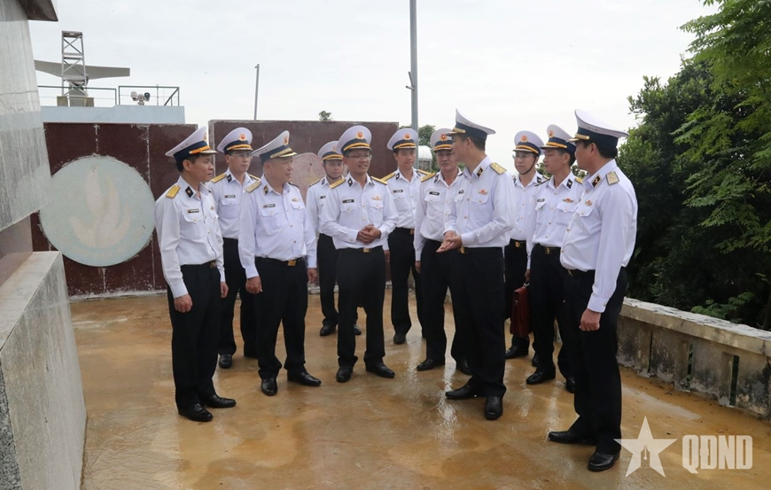 Quảng Ninh: Chính ủy Hải quân thăm, kiểm tra các lực lượng trên đảo Trần