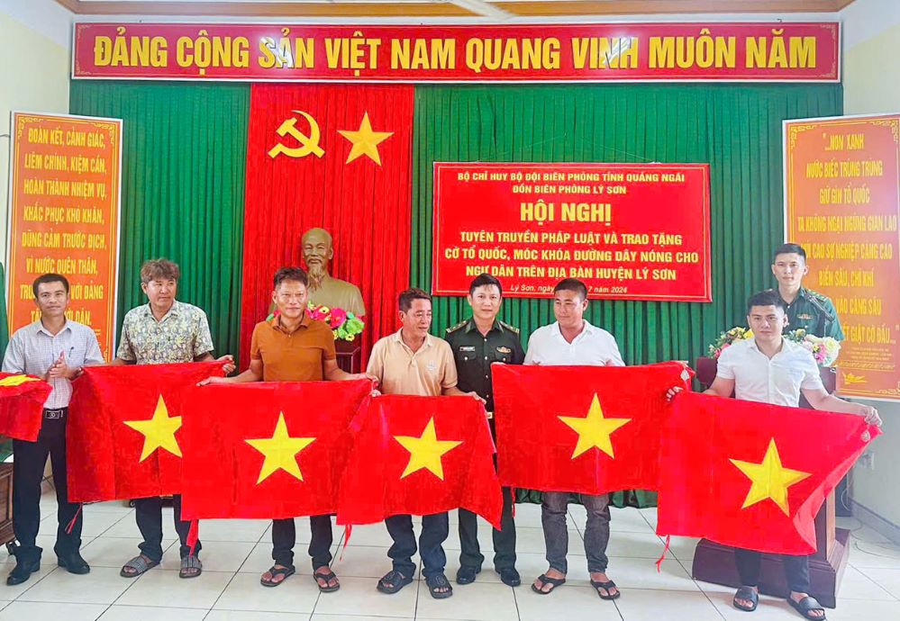 Đi từng ngõ, gõ từng chủ phương tiện để tuyên truyền chống khai thác IUU