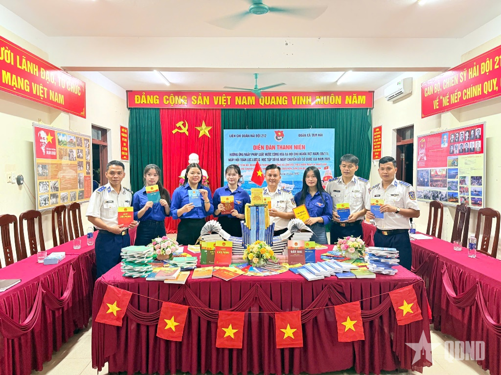 Hải đội 212 (Bộ tư lệnh Vùng Cảnh sát biển 2): Diễn đàn thanh niên hưởng ứng Ngày Pháp luật Việt Nam
