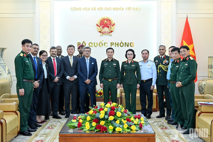 %u0110%u1EA1i t%u01B0%u1EDBng Phan V%u0103n Giang ti%u1EBFp Th%u01B0 ký Qu%u1ED1c phòng %u1EA4n %u0110%u1ED9