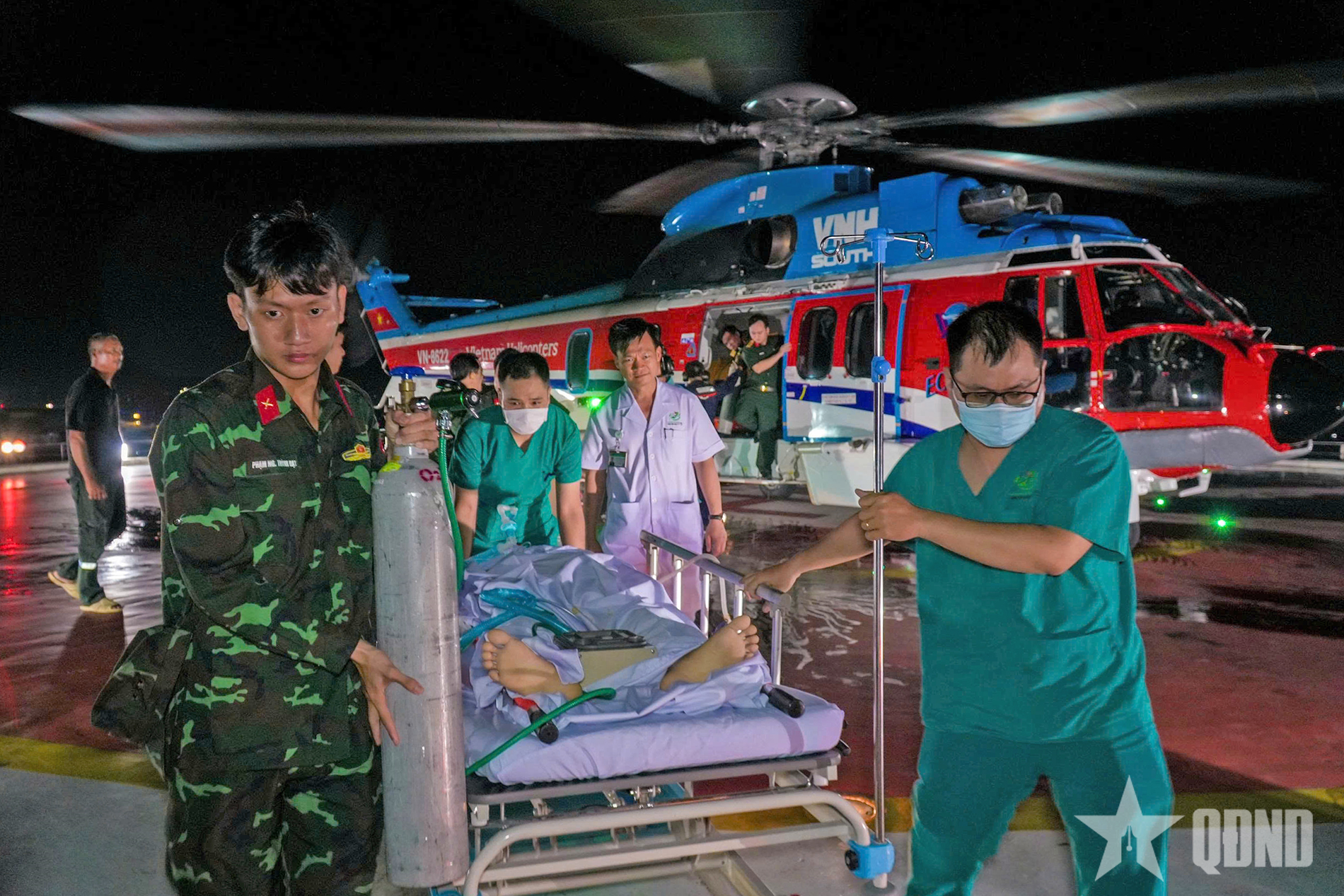 Bệnh viện Quân y 175: Bay cấp cứu bệnh nhân tiên lượng nặng từ đặc khu Trường Sa về đất liền