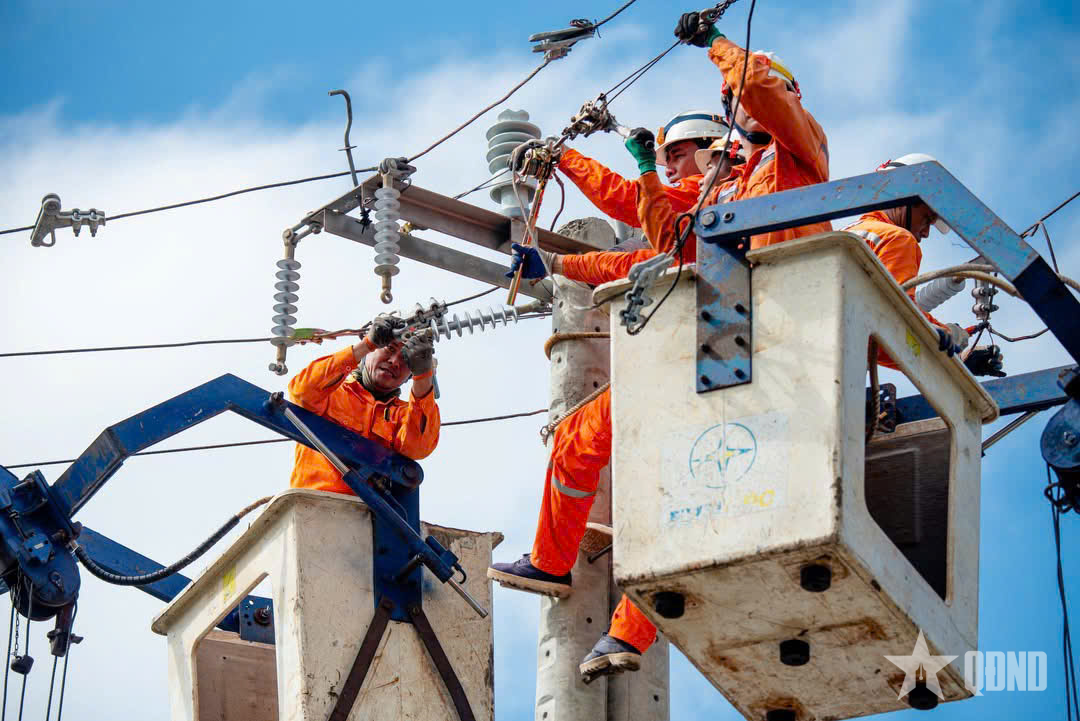 Điện lực miền Trung cấp điện trở lại cho gần 1,4 triệu khách hàng sau bão số 13 