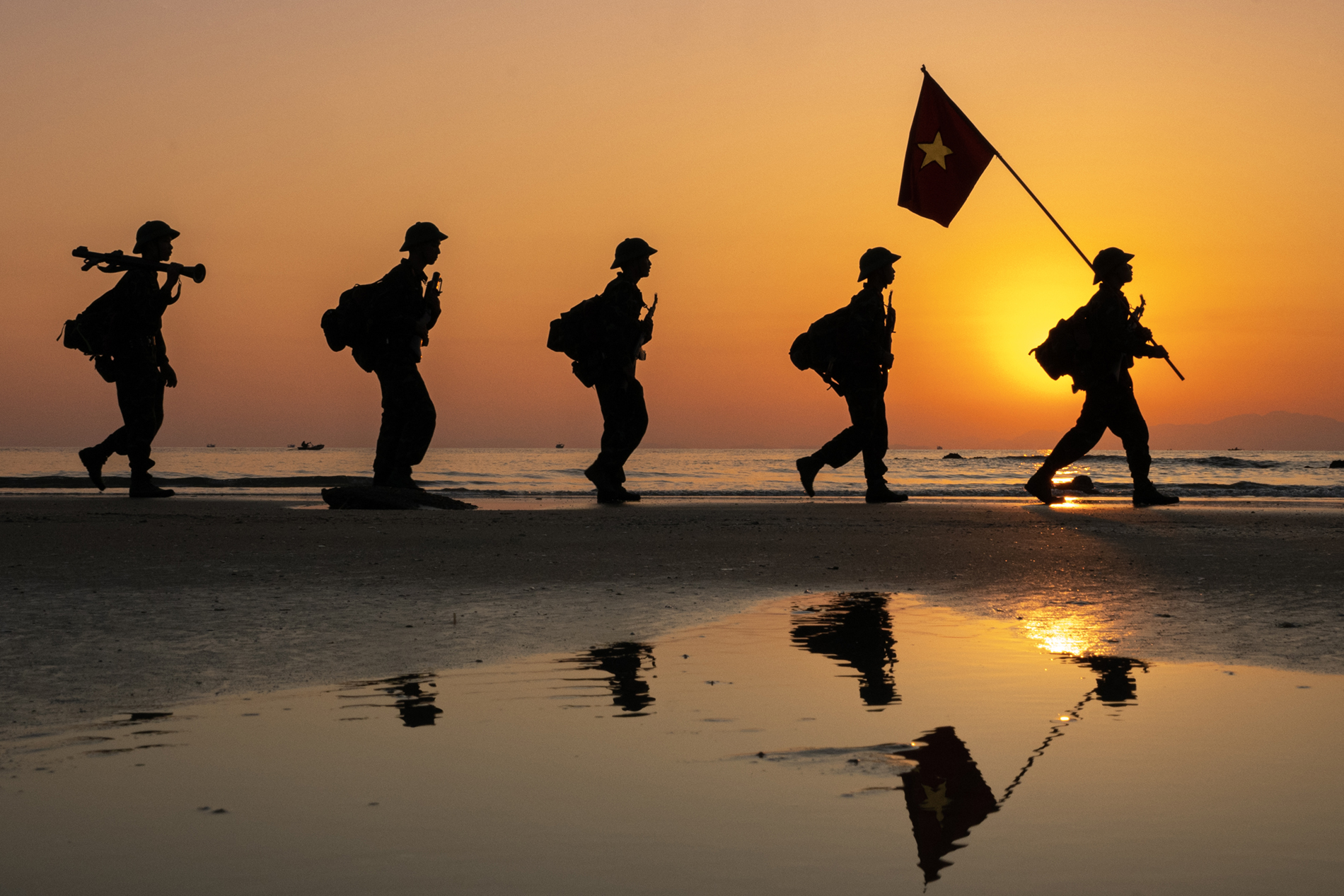 Sao vàng lấp lánh trên biển xanh
