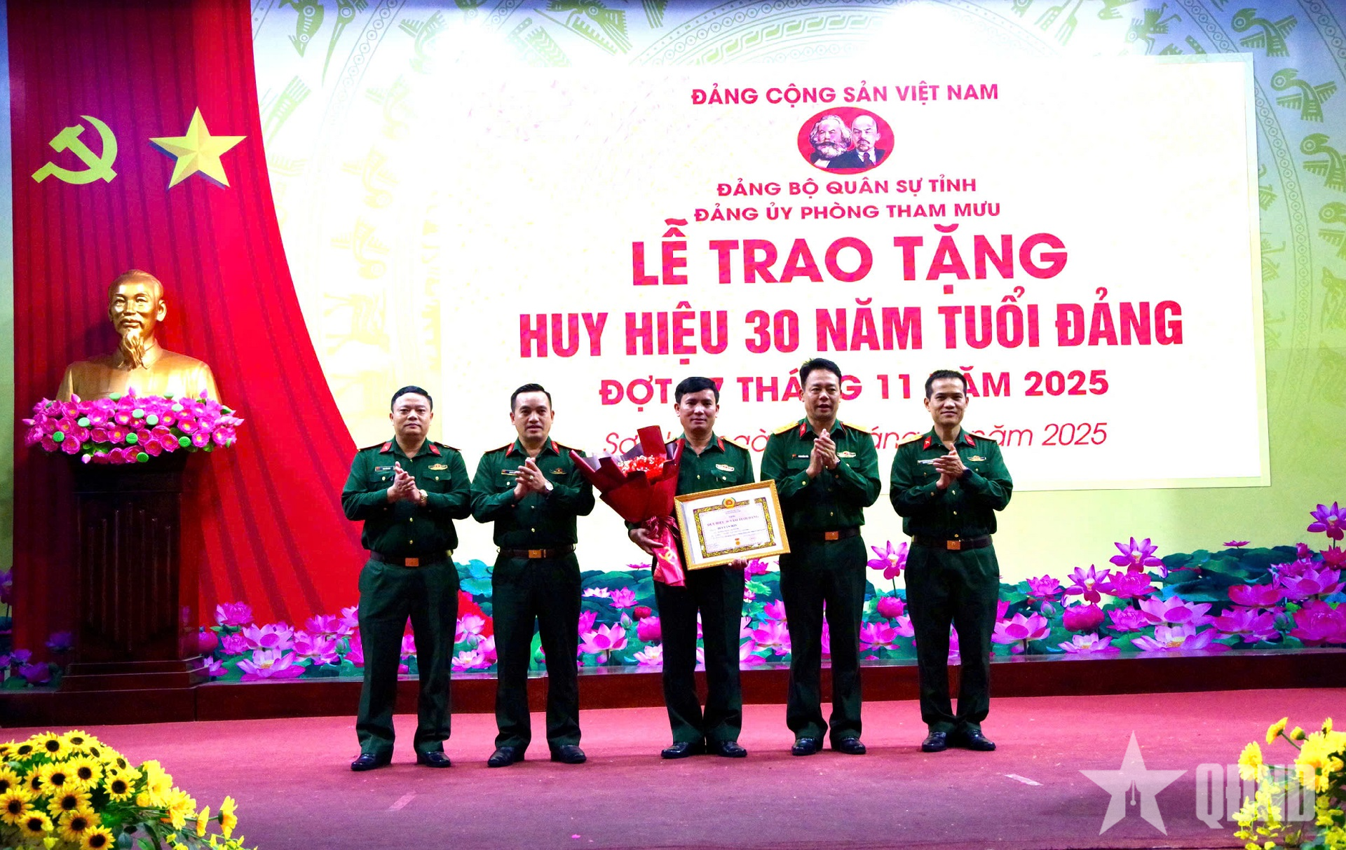 Đảng bộ Quân sự tỉnh Sơn La: Trao tặng Huy hiệu 30 năm tuổi Đảng