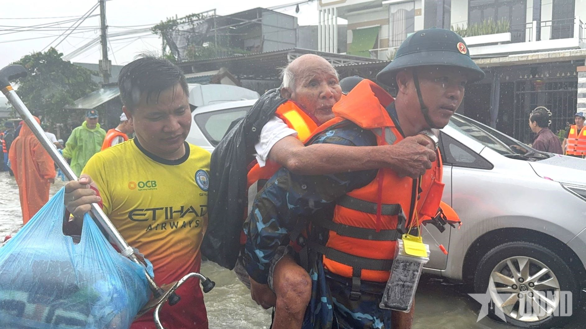 Sát cánh giúp nhân dân vùng bão, lũ