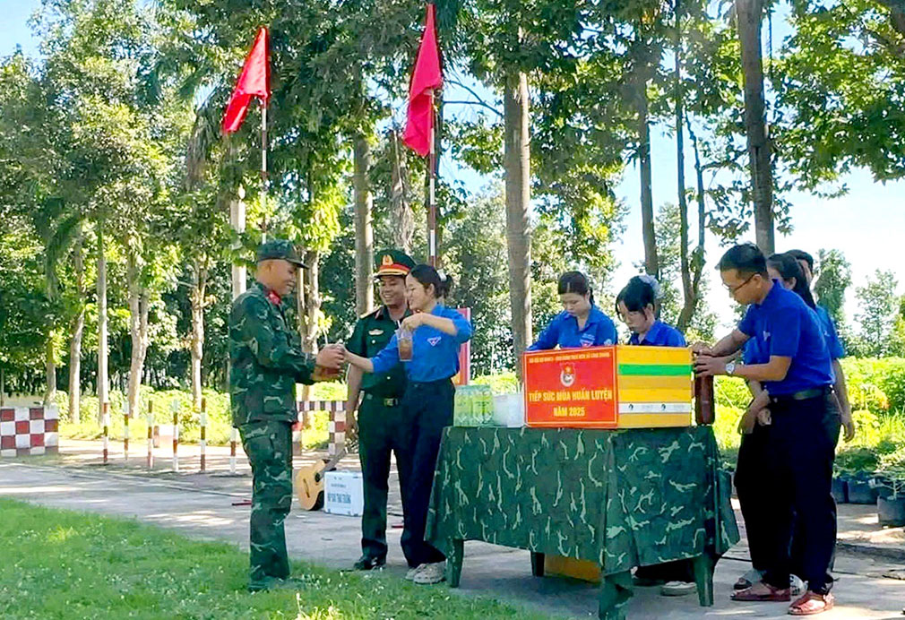 Đoàn viên tiếp sức mùa huấn luyện