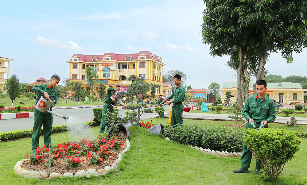 Vững mạnh về chính trị, giỏi trong huấn luyện