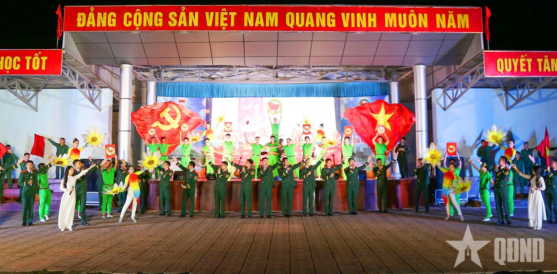 Trường Sĩ quan Chính trị sôi nổi dạ hội thanh niên