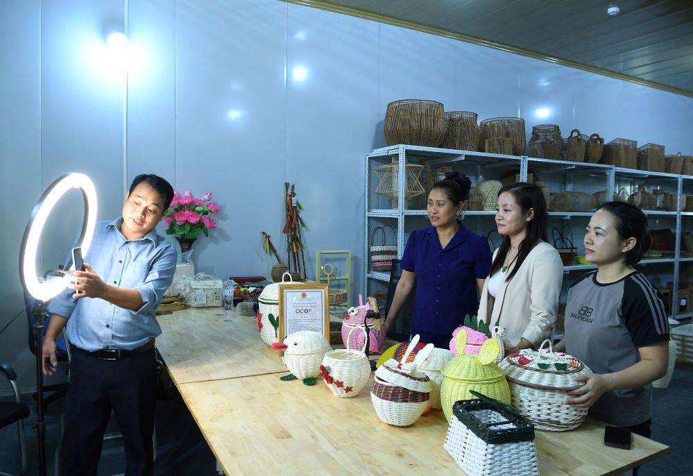 Chuyển đổi số kinh tế nông thôn: Cách làm hay từ Phượng Dực - Bài 2: Khi cán bộ “đi trước, mở đường”