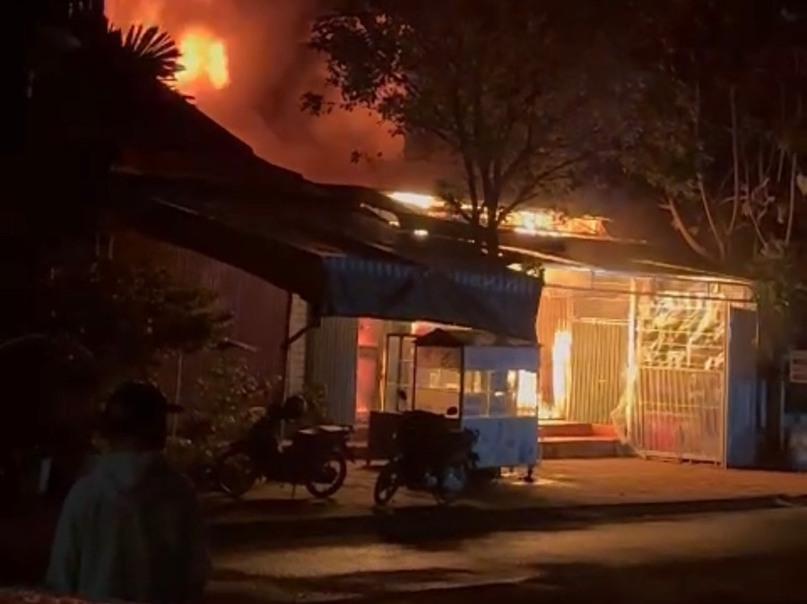 Cháy cửa hàng tạp hóa, 2 mẹ con thương vong
