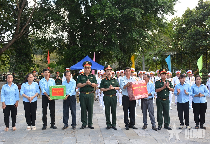 Đại tướng Phan Văn Giang viếng Nghĩa trang liệt sĩ Đồi 82 tại Tây Ninh