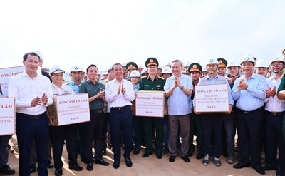 Gallery - Tổng Bí thư Tô Lâm chủ trì cuộc làm việc tại Cảng Long Thành