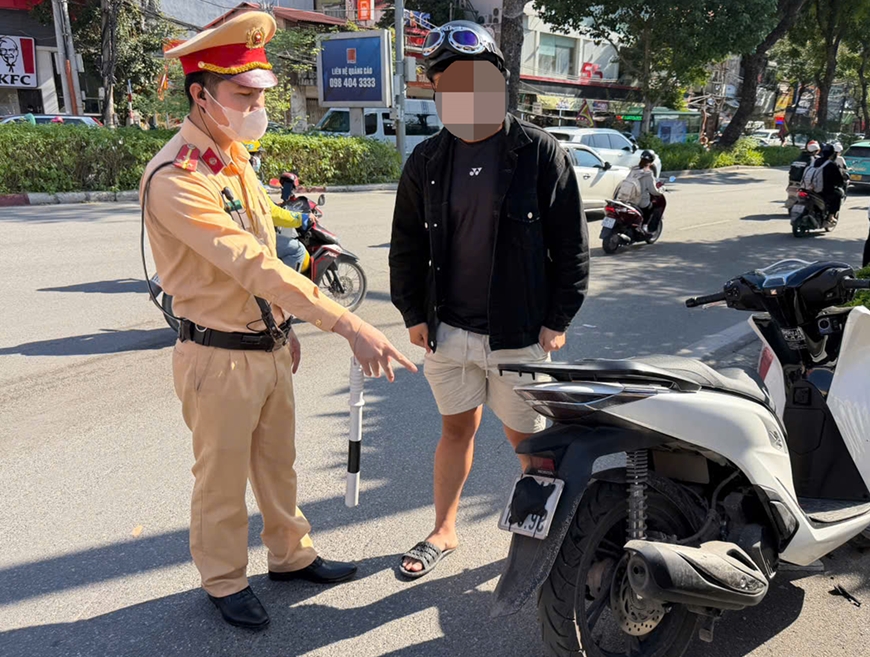 Hà Nội: Xử lý hành vi che biển số xe, sử dụng điện thoại khi điều khiển phương tiện