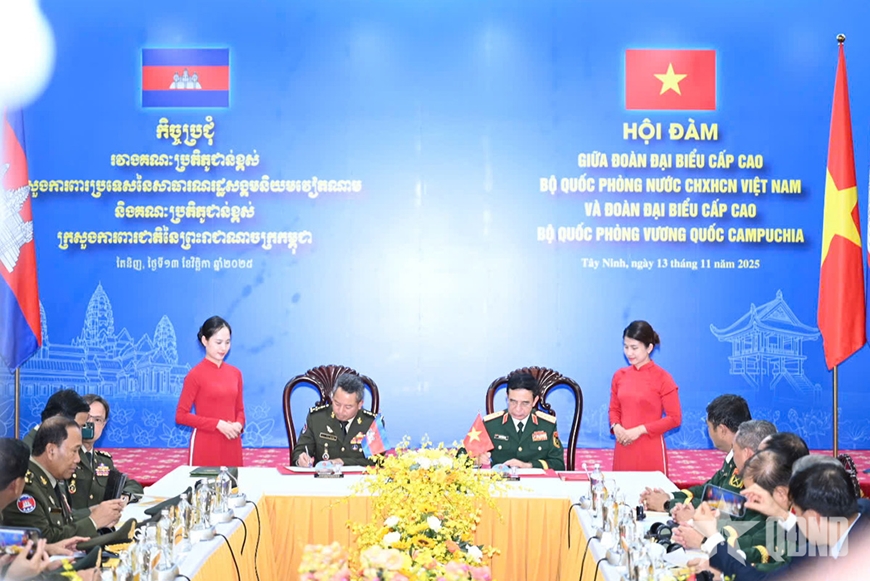 Giao lưu hữu nghị quốc phòng biên giới Việt Nam - Campuchia lần thứ hai: Bộ trưởng Bộ Quốc phòng hai nước Việt Nam - Campuchia hội đàm