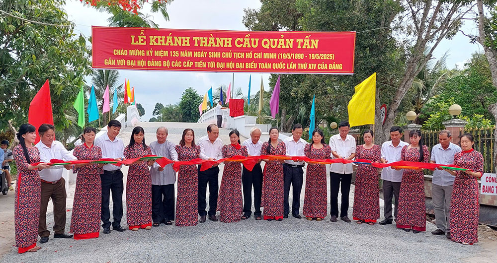 Đồng bào Phật giáo Hòa Hảo chung tay xây dựng quê hương