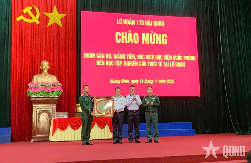 Học viện Quốc phòng tổ chức đoàn nghiên cứu thực tế tại Lữ đoàn 170 Hải quân

