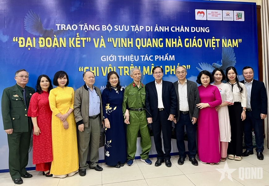 Trao tặng bộ sưu tập di ảnh chân dung “Đại đoàn kết” và “Vinh quang nhà giáo Việt Nam”