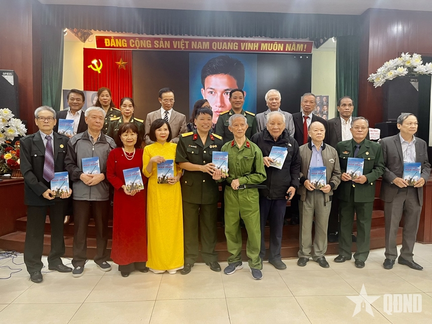 Trao tặng bộ sưu tập di ảnh chân dung “Đại đoàn kết” và “Vinh quang nhà giáo Việt Nam”
