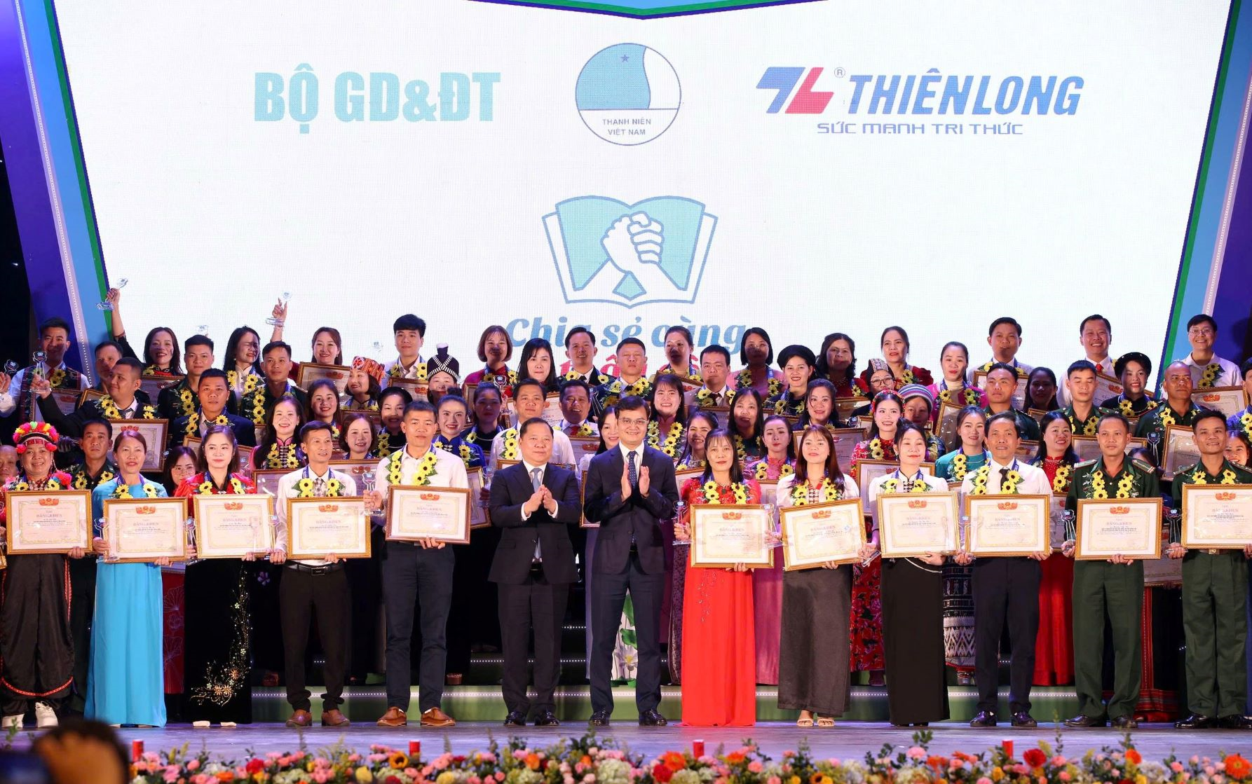 Chương trình “Chia sẻ cùng thầy cô” năm 2025: Tuyên dương 80 nhà giáo tiêu biểu