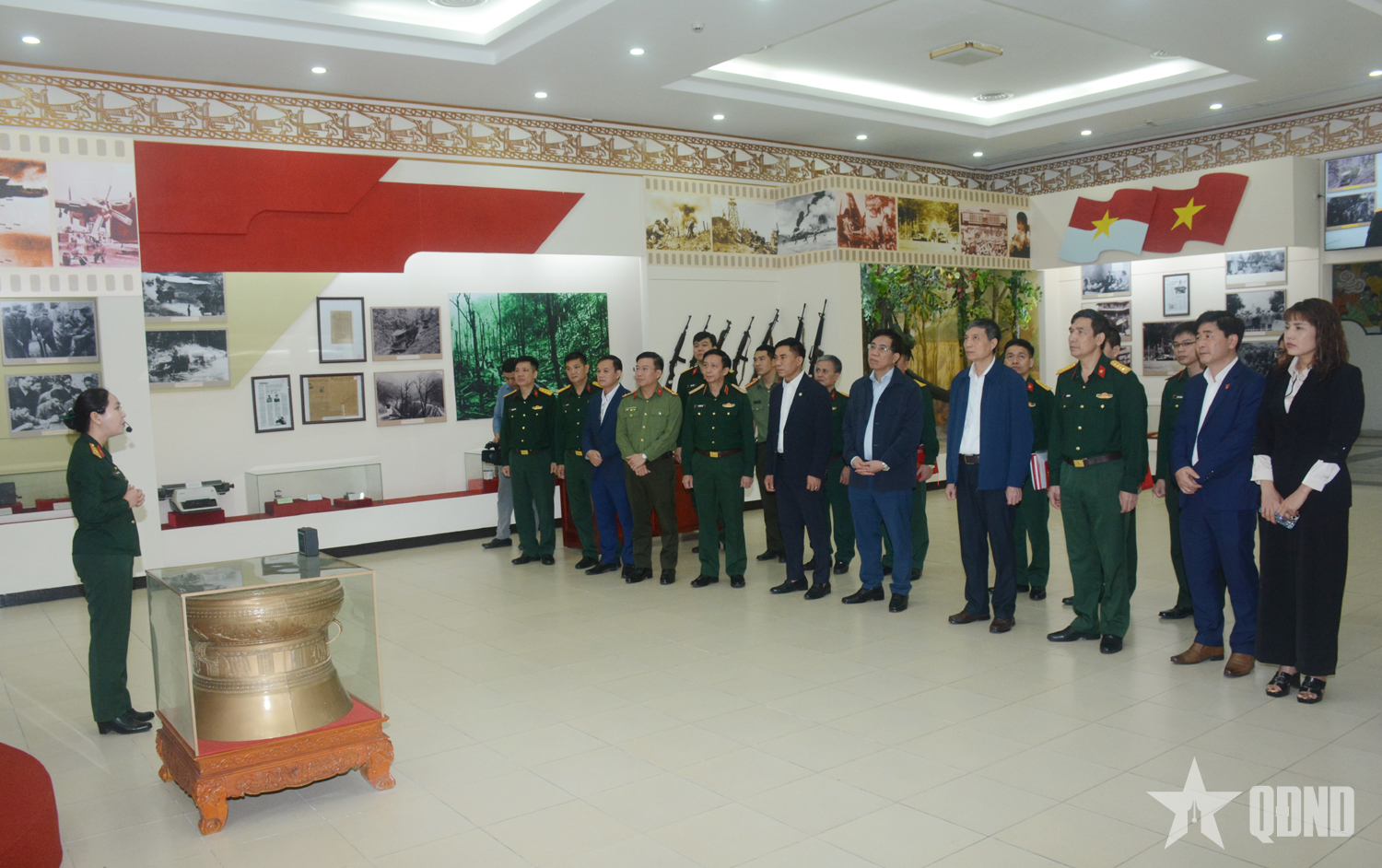 Bồi đắp lý luận chính trị, tích cực bảo vệ nền tảng tư tưởng của Đảng - Bài 1: Đổi mới học tập lý luận, nâng cao nhận thức chính trị