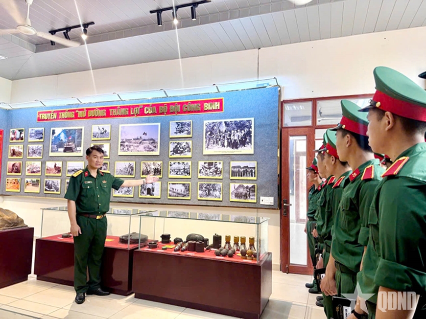 Đại tá Ung Răng - người thầy vừa cầm phấn vừa cầm súng
