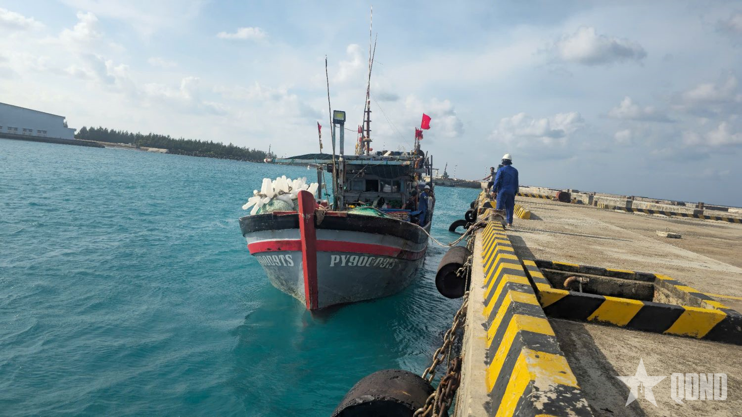 Hải đoàn 129 Hải quân kịp thời hỗ trợ ngư dân khắc phục sự cố trên biển