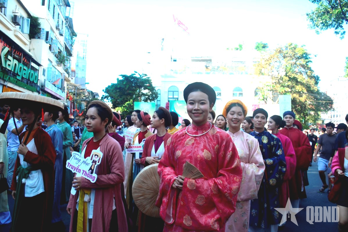 Diễu hành áo dài rực rỡ sắc màu văn hóa bên hồ Hoàn Kiếm (Hà Nội)